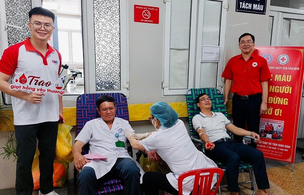 Phong trào hiến máu tình nguyện và hoạt động tiếp nhận máu tại Bệnh viện Đa khoa tỉnh Ninh Bình.