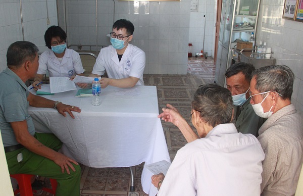 Khám, tư vấn sức khỏe, cấp phát thuốc miễn phí cho các đối tượng chính sách, người có hoàn cảnh khó khăn tại xã Yên Đồng, huyện Yên Mô, tỉnh Ninh Bình.