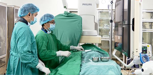 Bệnh viện Đa khoa tỉnh Ninh Bình điều trị cho bệnh nhân Ung thư gan bằng phương pháp nút mạch sử dụng máy chụp mạch máu số hóa xóa nền DSA.