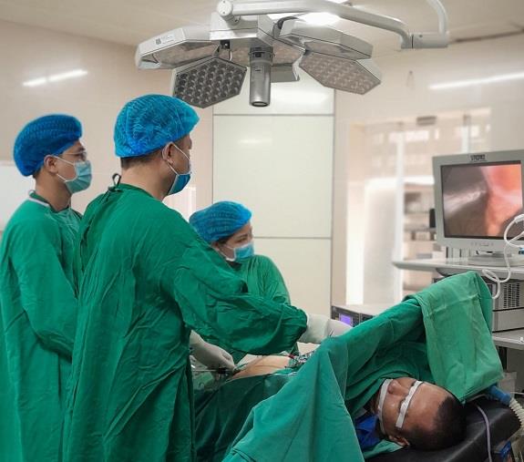 Phẫu thuật nội soi cắt túi mật cấp cứu cho bệnh nhân viêm túi mật cấp.