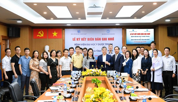  Bệnh viện Đa khoa tỉnh Ninh Bình học tập, chia sẻ kinh nghiệm và ký kết bản ghi nhớ hợp tác với Bệnh viện Đại học Y Dược thành phố Hồ Chí Minh.