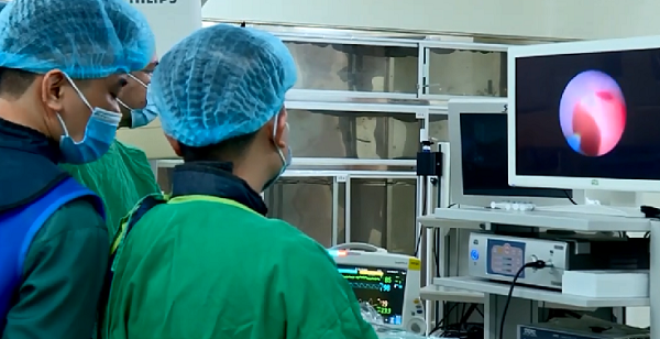 Khoa Ngoại tổng hợp Bệnh viện Đa khoa tỉnh Ninh Bình ứng dụng kỹ thuật Tán sỏi mật qua da bằng laser.