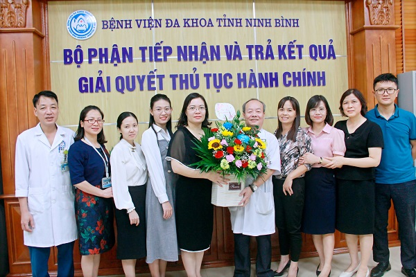 Công đoàn Bệnh viện Đa khoa tỉnh Ninh Bình tặng hoa cán bộ nữ nhân ngày 20/10.