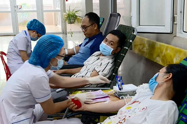 Cán bộ, nhân viên y tế Bệnh viện Đa khoa tỉnh Ninh Bình tham gia Ngày hội hiến máu tình nguyện năm 2023.