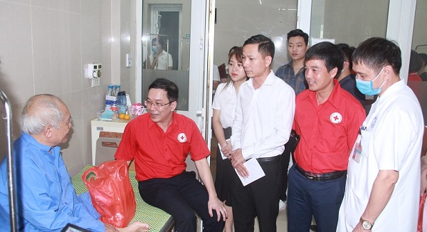Tặng quà tri ân người bệnh điều trị tại Bệnh viện Đa khoa tỉnh Ninh Bình nhân dịp 75 năm ngày thương binh, liệt sỹ.