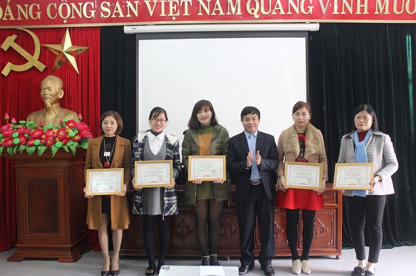 Đ/c Ngô Ngọc Quang – Phó Giám đốc Sở Y tế – Chủ tịch Công đoàn ngành Y tế Ninh Bình trao giải cho các các nhân đạt giải trong cuộc thi